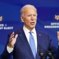 Joe Biden dice que $600 "no son suficientes" y pide aumentar el cheque de estímulo a $2,000