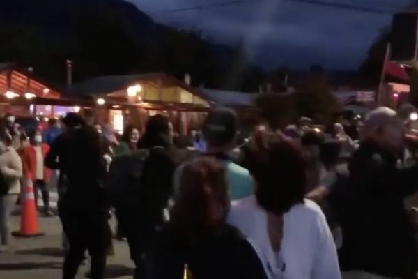 Los porfiados de siempre: fiesta callejera en Coñaripe como antesala al eclipse