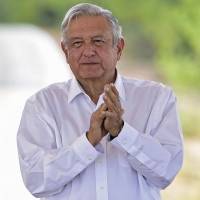 Reciben con porras a AMLO durante el regreso de su gira por Colima