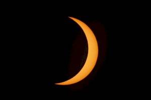 La luna se mueve a través del sol durante un eclipse solar en el camino de la totalidad en Piedra del Águila, Argentina