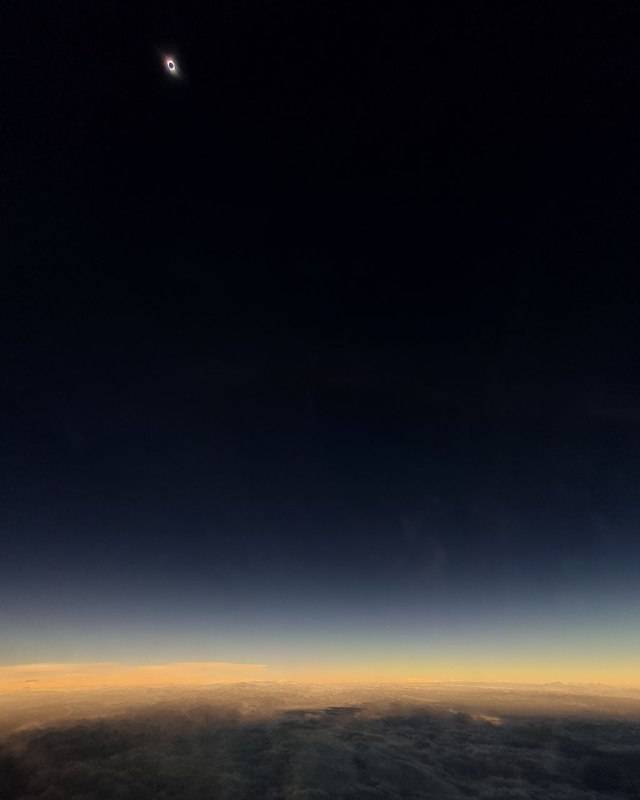 Eclipse desde el avión Foto: Tomás Westernos Eclipse desde el avión Foto: Tomás Westernos