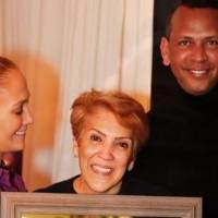 Mamá de Jennifer lopez celebró sus 75 años recién cumplidos en skinny jeans, maxi chamarra y botas