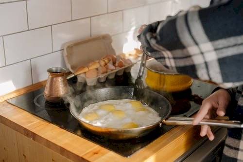 Los huevos son una elección perfecta para el desayuno y esta receta tiene sabor y color.