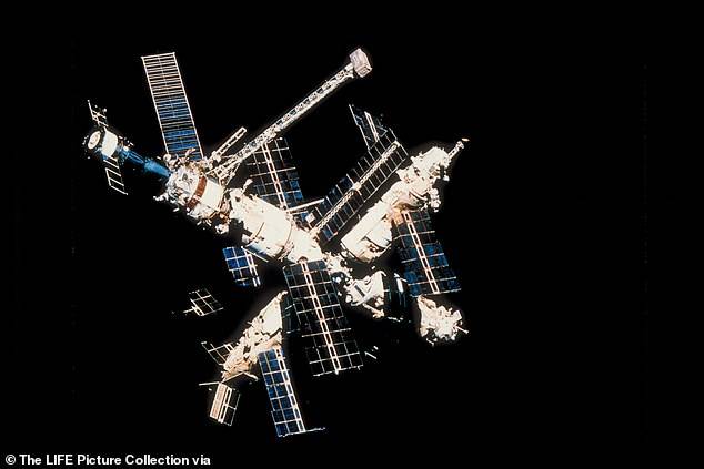 La estación espacial rusa MIR. La estación espacial rusa MIR.