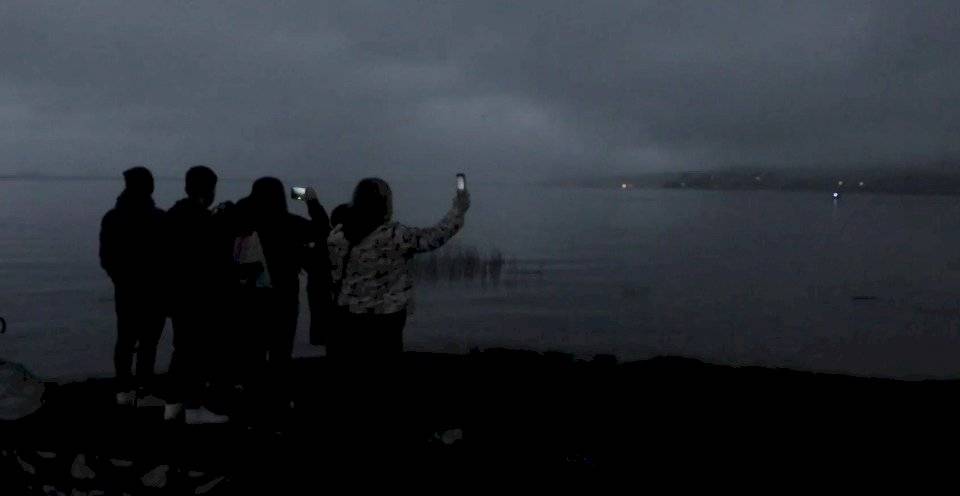 Cientos de personas se reúnen para ver el eclipse solar en Chile a pesar de la lluvia