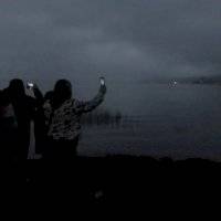 Cientos de personas se reunieron para ver el eclipse solar en Chile a pesar de la lluvia