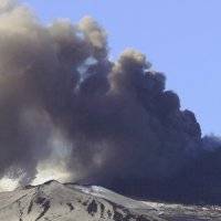 El volcán Etna lanza una nube de humo y cenizas al aire