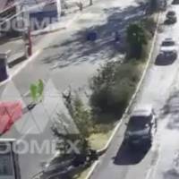 Automovilista atropella a dos tras circular en reversa sin precaución
