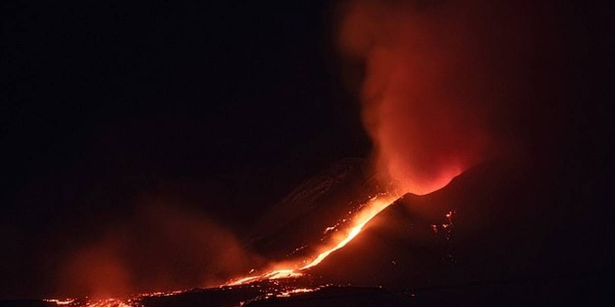 El volcán Etna entró en erupción y la violenta expulsión de lava quedó registrada en video