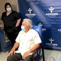 Se vacunan las primeras dos personas en Puerto Rico