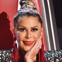 Alejandra Guzmán engalana su belleza en un look navideño de mini falda de cuero y un exquisito top de volantes de tul