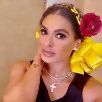 Galilea Montijo presume su abdomen con traje rojo de velvet