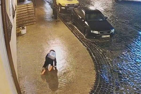 Niña se resbala 40 veces en un minuto por culpa de vereda congelada en Ucrania: video se volvió viral
