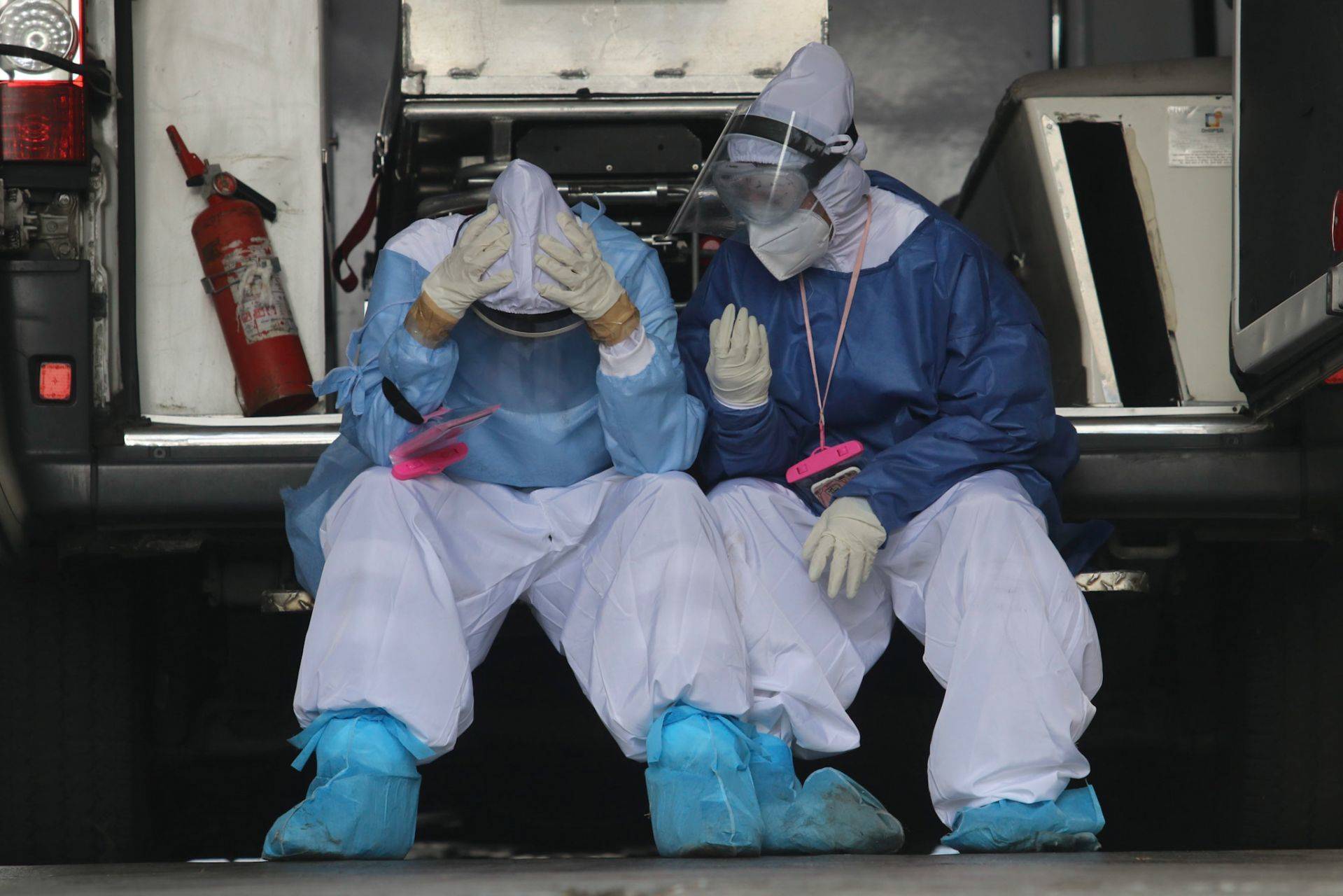 Paramédicos descansaron en una ambulancia después de haber realizado un traslado de un paciente con Covid-19.