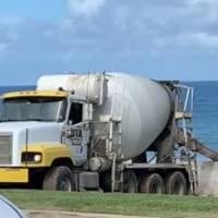 Investigan camión tirando cemento en playa de Arecibo