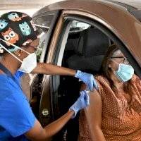 Trabajadores esenciales y mayores de 75 años, los siguientes en recibir la vacuna en EE. UU.