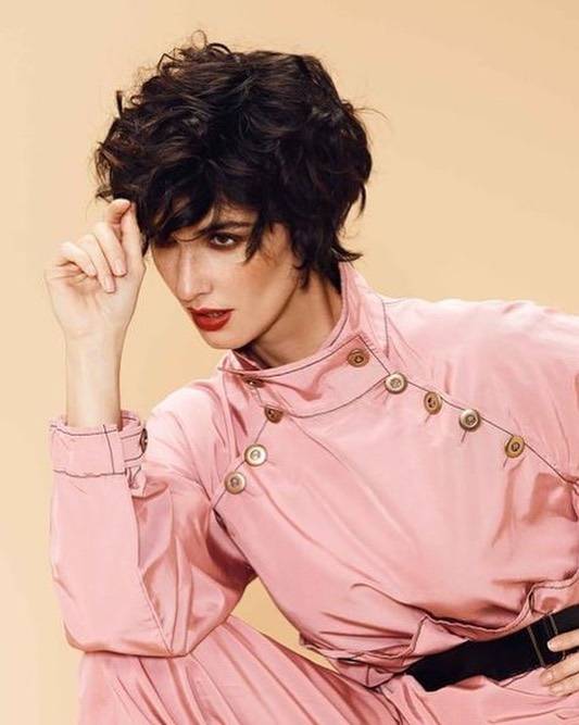 Paz Vega se envuelve en una elegancia luciendo un vestido en transparencia rojo borgoña decorado en pedrería y plumas paz vega