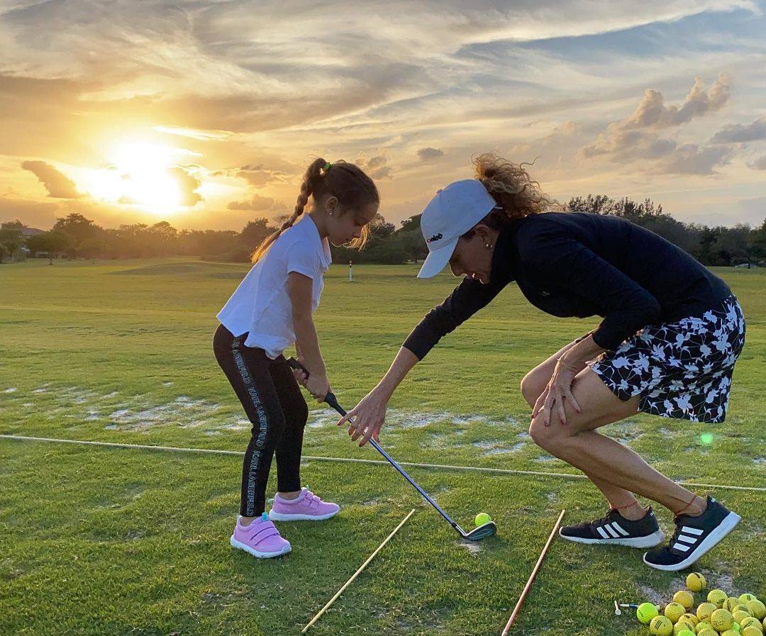 La hija de Adamari López, Alaïa sorprende con su gran estilo para jugar golf con un mini vestido rosa y tenis a juego adamari lópez