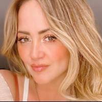 Andrea Legarreta muestra su cocina bohemia y chic mientras prepara un rico postre en casa