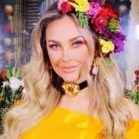 Aracely Arámbula reina de la elegancia en blusa de gasa adornada con flecos y pantalón culotte negro