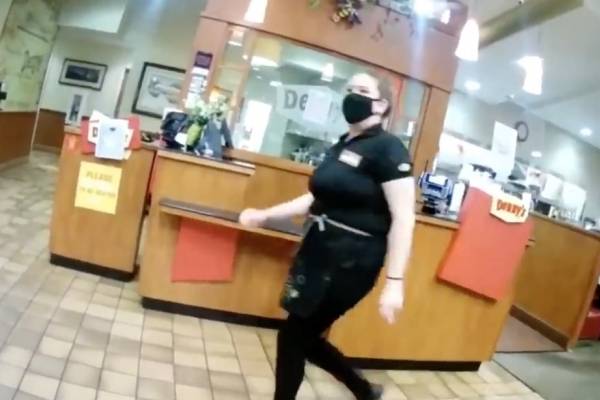 Mujer no aguantó más pidió su renuncia por clientes que no usan mascarilla en restaurante