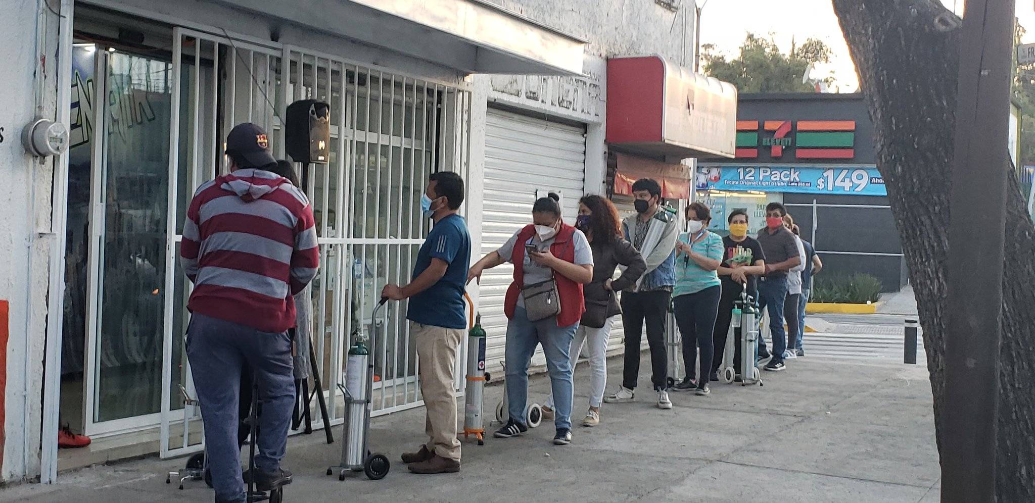 Capitalinos enfrentan filas enormes para obtener tanques de oxígeno