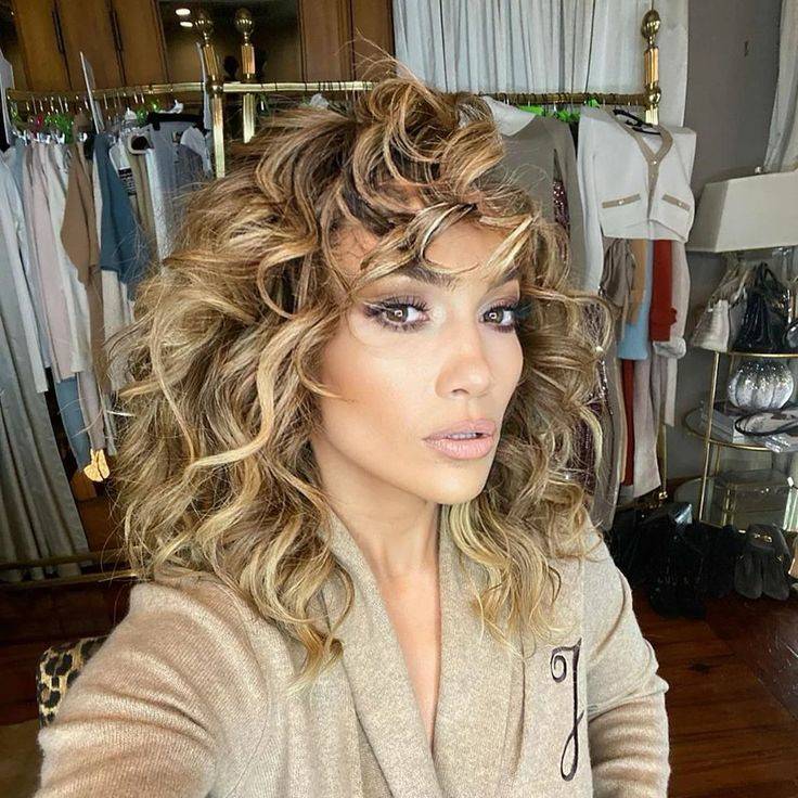 Jennifer Lopez se viste de seda lavanda con un abrigo largo de lana, tras conocerse que se presentará en la gala de Año Nuevo en el Times Square jennifer lopez