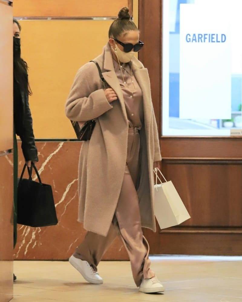 Jennifer Lopez se viste de seda lavanda con un abrigo largo de lana, tras conocerse que se presentará en la gala de Año Nuevo en el Times Square jennifer lopez