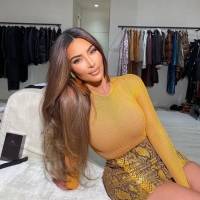 Kim Kardashian posa con un sexy body rosado por dentro de su jean azul