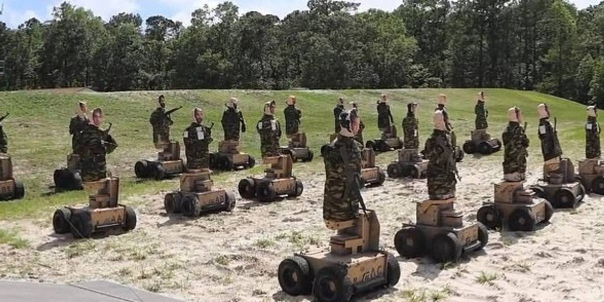 Marines estadounidenses practican su puntería de disparos con unos robots que atacan e insultan en 57 dialectos diferentes