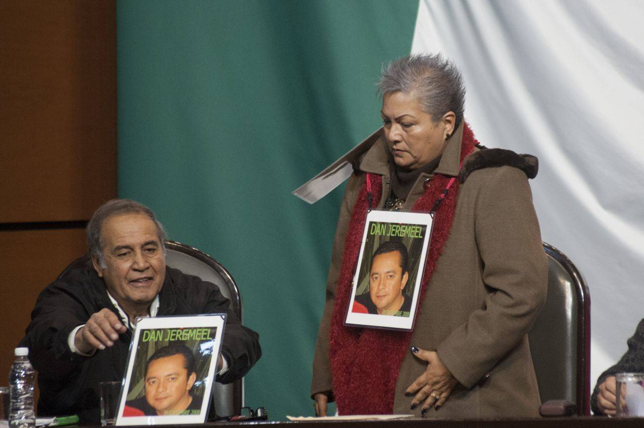 El padre Pedro Pantoja Arreola, de la Comisión Ciudadana Pastoral de la Diócesis de Saltillo y Yolanda Mora Isaías, coordinadora de Fuerzas Unidas por Nuestros Desaparecidos en México (Fundem), durante el Foro sobre Desaparición Forzada de Personas en la El padre Pedro Pantoja Arreola, de la Comisión Ciudadana Pastoral de la Diócesis de Saltillo y Yolanda Mora Isaías, coordinadora de Fuerzas Unidas por Nuestros Desaparecidos en México (Fundem), durante el Foro sobre Desaparición Forzada de Personas en la