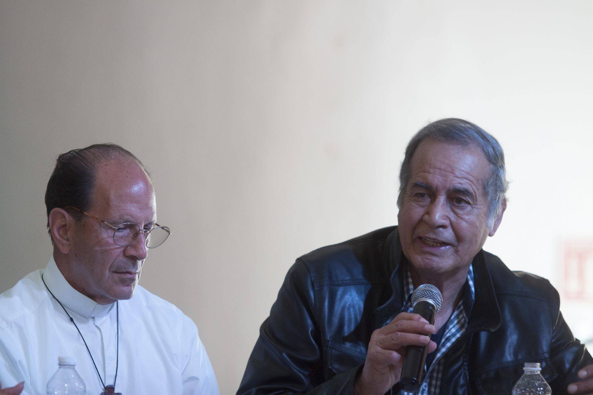 Junto al sacerdote Alejandro Solalinde Junto al sacerdote Alejandro Solalinde
