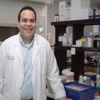 Egresado del RUM obtiene $2 millones en subvenciones para investigaciones de cáncer