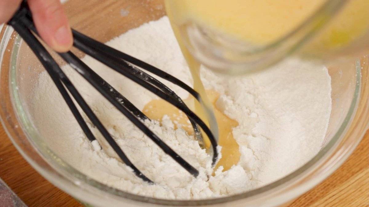 Mezcla todos los ingredientes hasta obtener una pasta homogénea