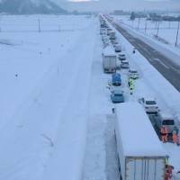 Dron graba cientos de vehículos atrapados tras fuertes nevadas en Japón