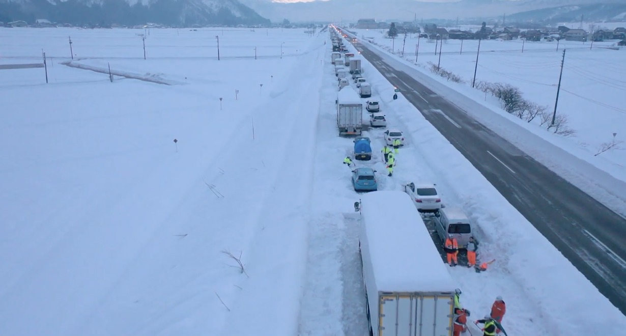 Dron graba cientos de vehículos atrapados en una carretera tras las fuertes nevadas