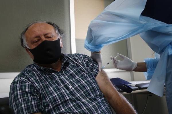 Vacuna contra el coronavirus: 7 de cada 10 santiaguinos se la colocaría