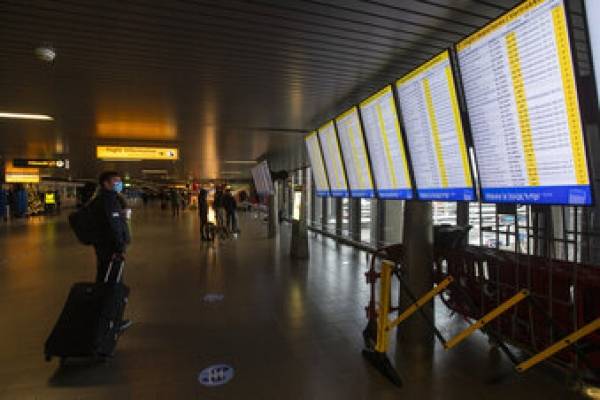 Holanda cerró los aeropuertos a vuelos desde Inglaterra tras aparición de la nueva cepa del covid