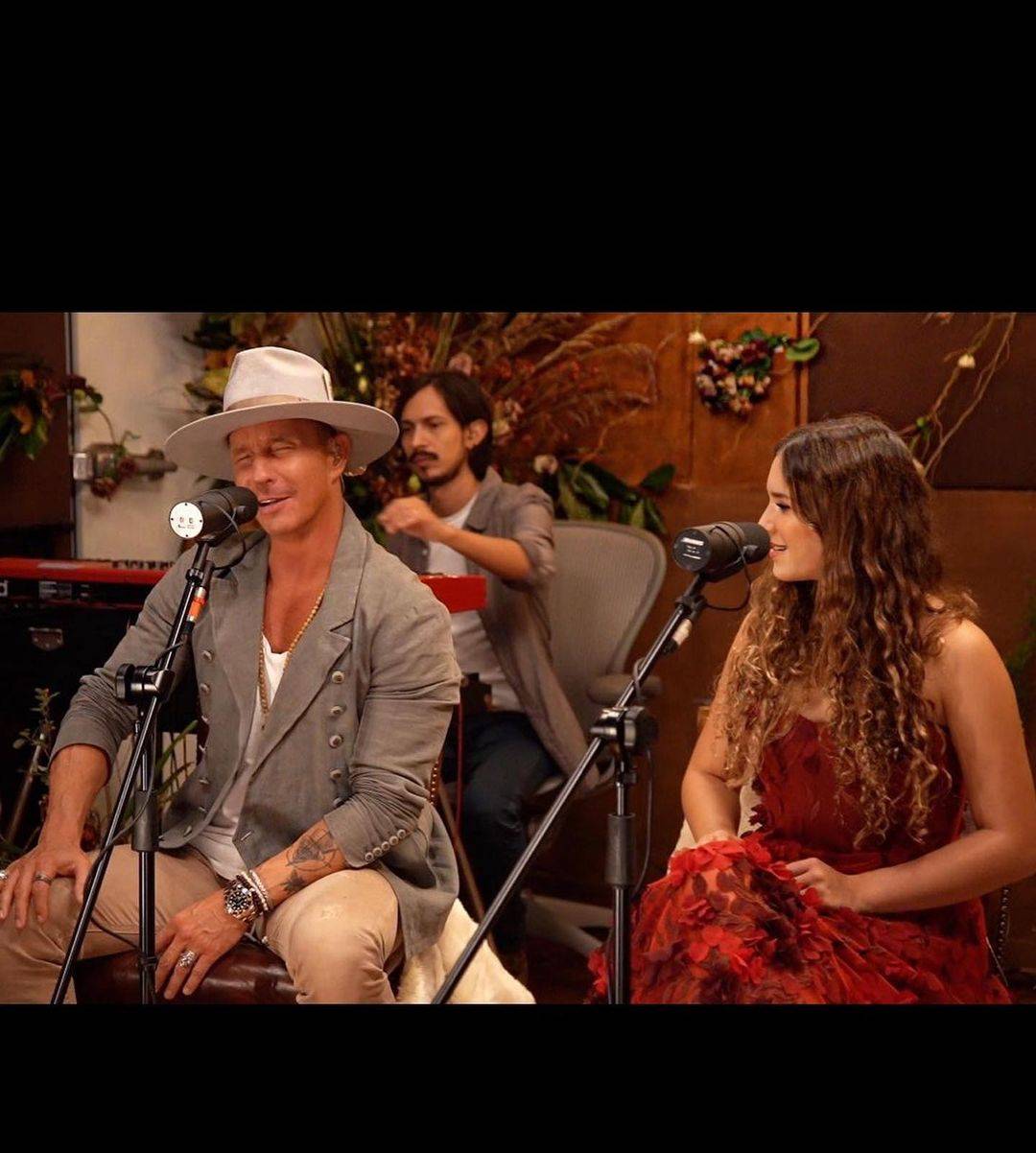 La hija de Andrea Legarreta, Mía triunfa en su concierto Raíces deslumbrando en un maxi vestido rojo escarlata de tul y flores andrea legarreta