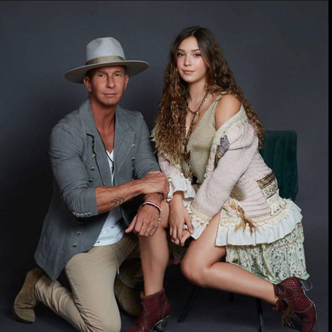La hija de Andrea Legarreta, Mía triunfa en su concierto Raíces deslumbrando en un maxi vestido rojo escarlata de tul y flores andrea legarreta