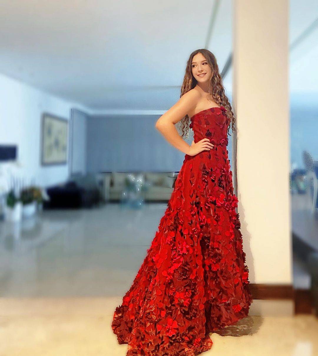 La hija de Andrea Legarreta, Mía triunfa en su concierto Raíces deslumbrando en un maxi vestido rojo escarlata de tul y flores andrea legarreta
