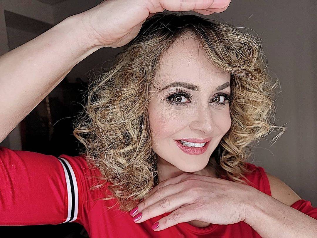 Gaby Spanic deslumbra en un conjunto blanco de pantalón y blazer en transparencia de encaje con rosas en relieve gaby spanic