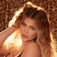 Kylie Jenner sale de compras luciendo una chamarra acolchada gris y prelavados y es emboscada por activistas enfurecidos