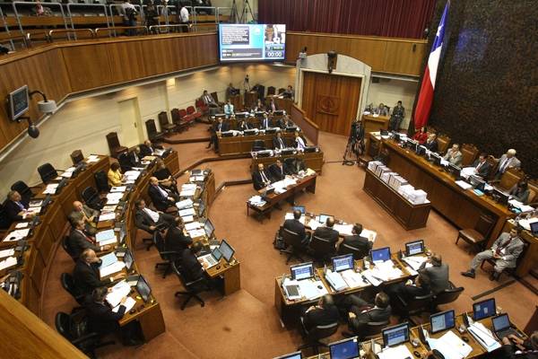 Fiscalía investiga a senadores por millonarios sueldos pagados a sus asesores con dineros fiscales: indagan las cuentas bancarias
