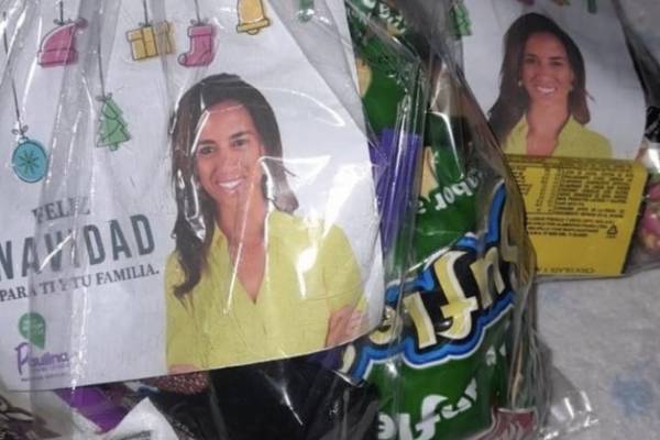 Denuncian a diputada Paulina Núñez de regalar bolsa de dulces con su cara