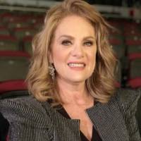 Érika Buenfil deslumbra en un vestido tipo camisón de piel de serpiente que resalta la belleza de mujeres de 50 años