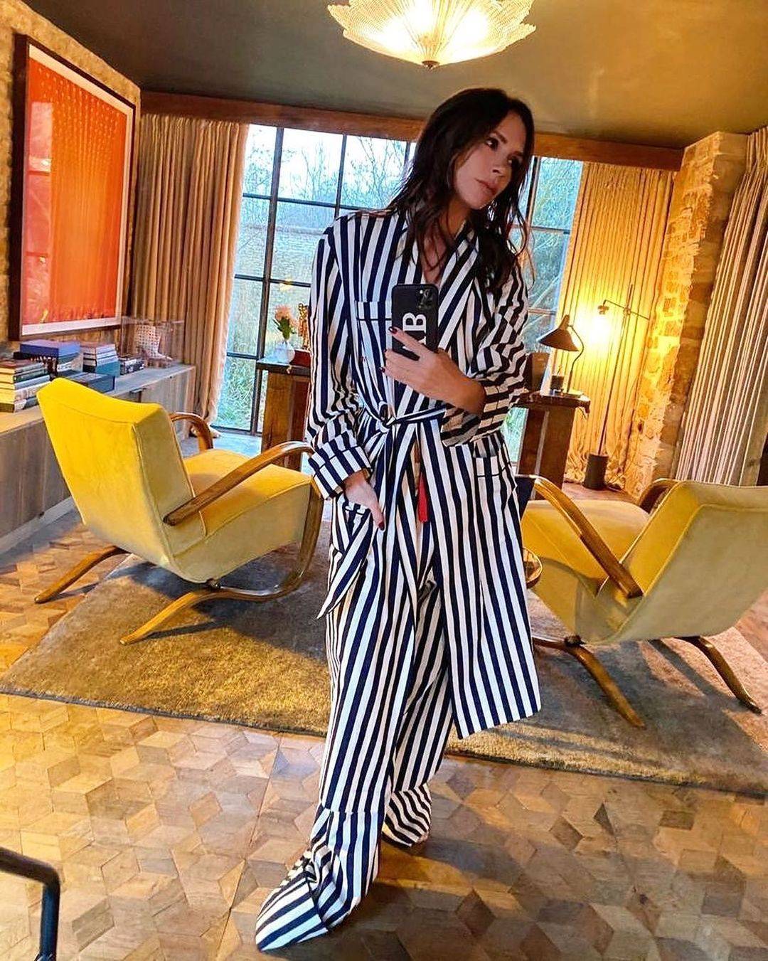 Victoria Beckham, la ex ‘Spice Girls’ más elegante lleva un maxi vestido rojo brillante y zapatos fucsia que todas deseamos estrenar esta Navidad victoria beckham