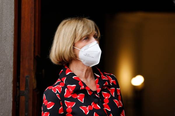 Matthei por largas filas en los malls: "No vale la pena morirse por comprar un regalo más"