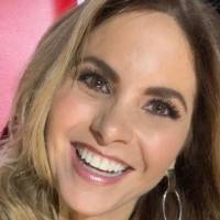 Lucero enamora con un maxi vestido rojo de seda plisada ideal para deslumbrar a los 50 años