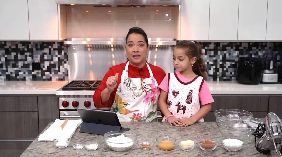 Adamari López y su hija Alaïa en víspera de Navidad preparan galletas de chocolate en su lujosa y moderna cocina estilo chef adamari lópez